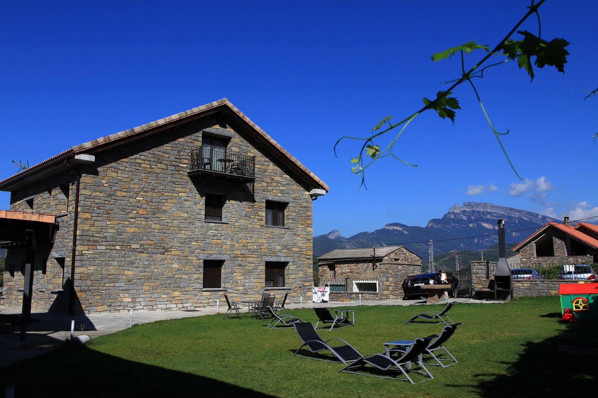 Puerta De Ordesa Garden Apartment Laspuna Bagian luar foto